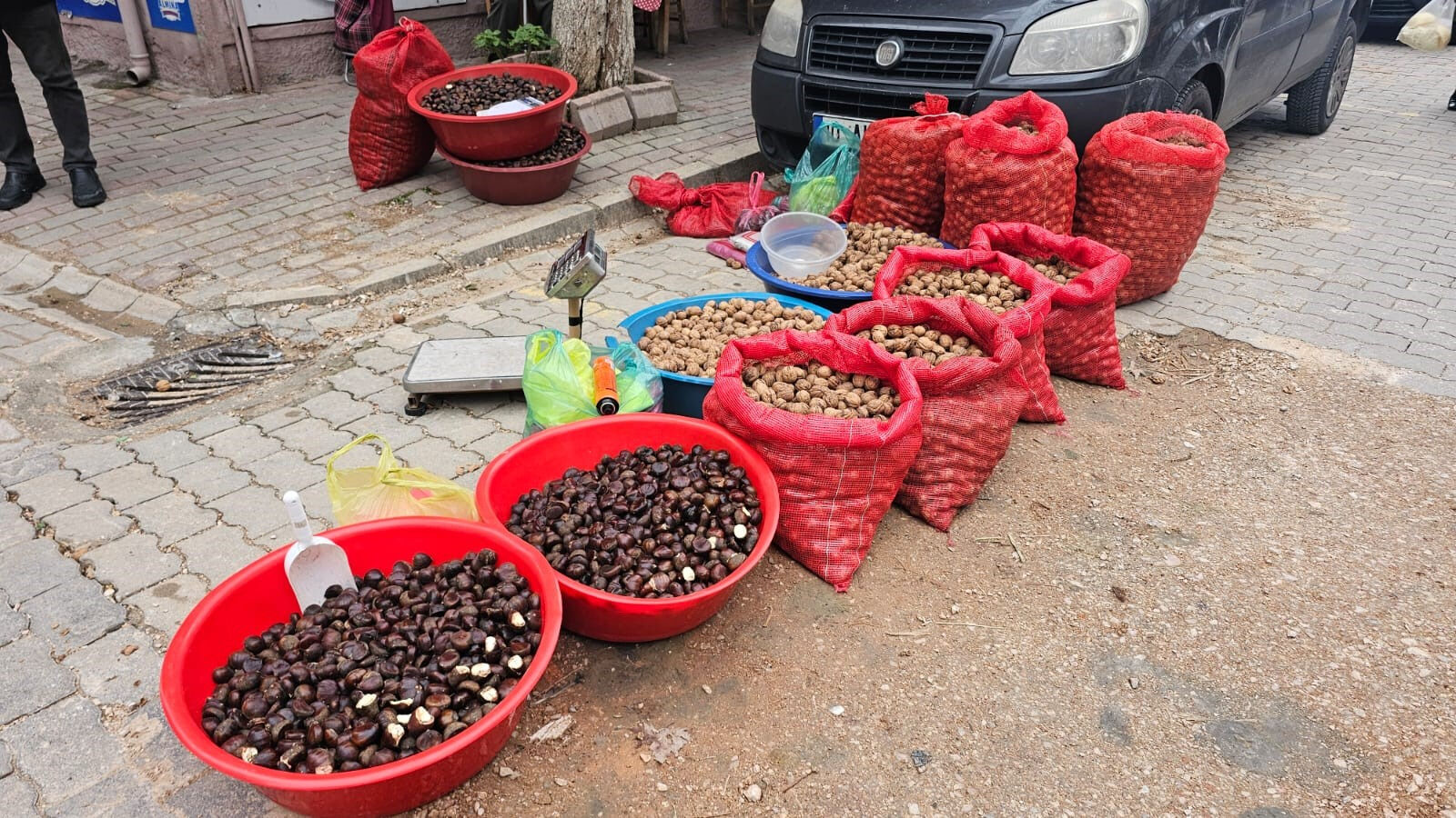 Pazarda saç spreyi skandalı! Sağlığı hiçe saydılar, üzerlerine sıkıp sattılar Pazarda saç spreyi skandalı! Sağlığı hiçe saydılar, üzerlerine sıkıp sattılar - 2. Resim