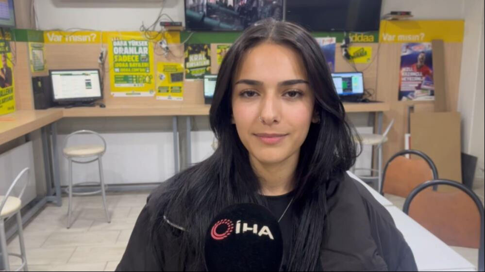 Bursa'da eşini şans oyunları dükkanında yakalayan kadın yaka paça dışarı attı Bursa'da eşini şans oyunları dükkanında yakalayan kadın yaka paça dışarı attı - 4. Resim