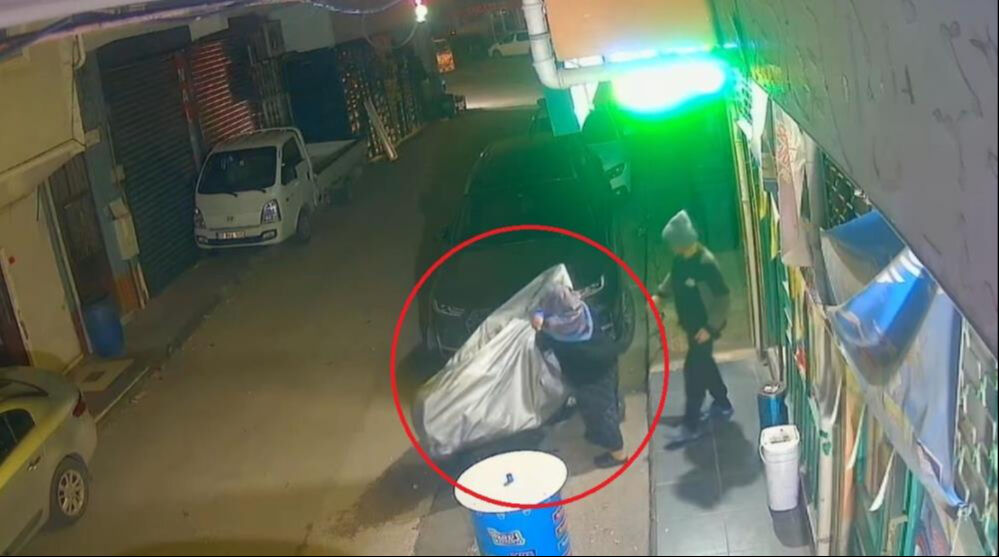 Bursa'da eşini şans oyunları dükkanında yakalayan kadın yaka paça dışarı attı Bursa'da eşini şans oyunları dükkanında yakalayan kadın yaka paça dışarı attı - 2. Resim