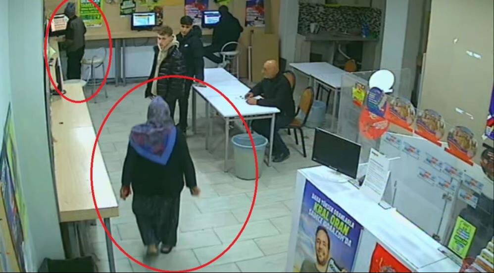 Bursa'da eşini şans oyunları dükkanında yakalayan kadın yaka paça dışarı attı Bursa'da eşini şans oyunları dükkanında yakalayan kadın yaka paça dışarı attı - 1. Resim