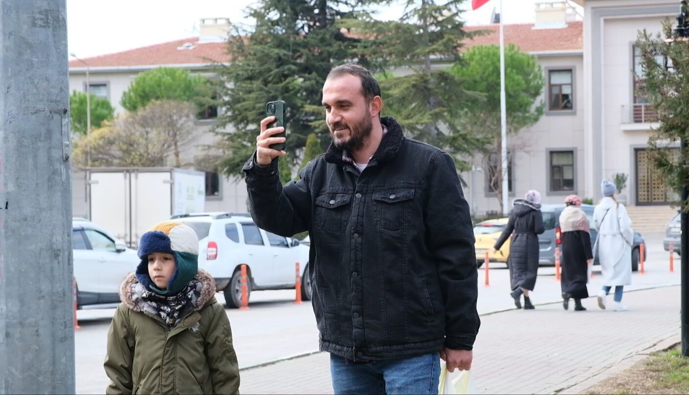 Bütün şehir aynı anda dinledi! Ferdi Tayfur şarkıları dinleyenleri ağlattı - 3. Resim