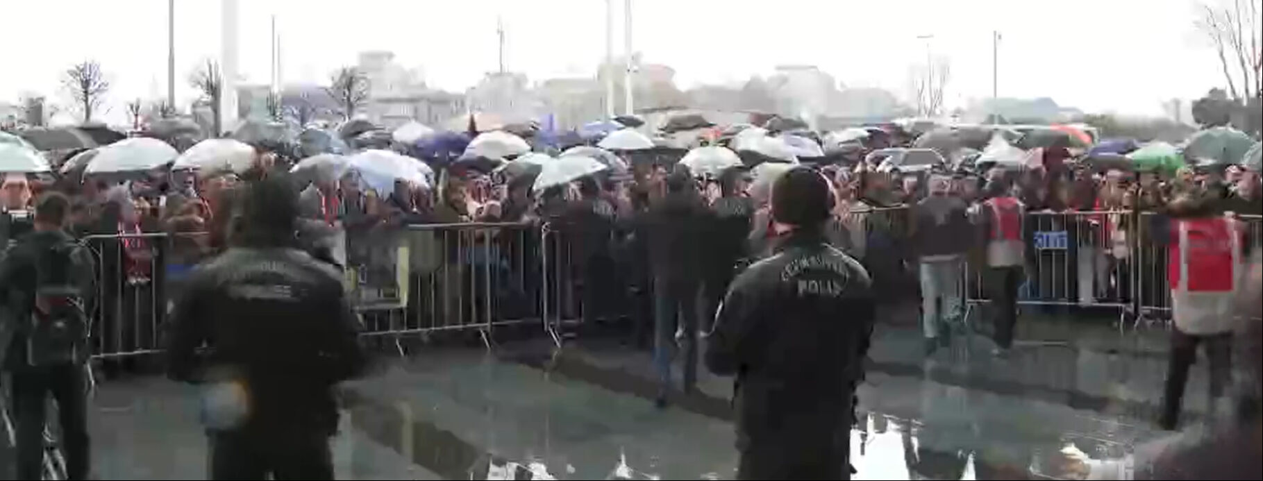 Ferdi Tayfur'un cenaze töreninde sevenleri şarkı söyledi! Efsaneyi böyle andılar - 2. Resim