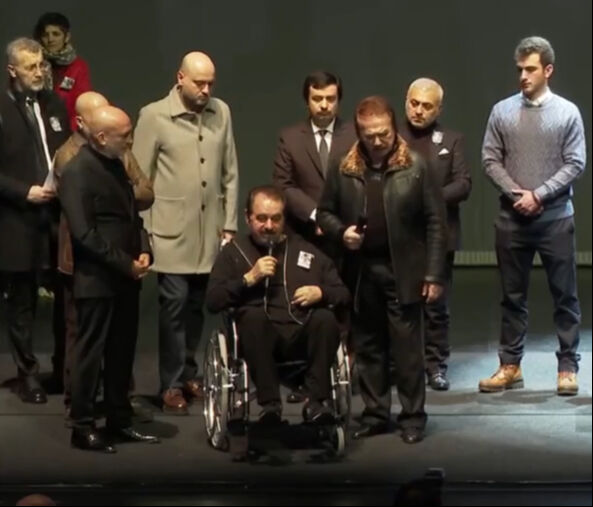 Ferdi Tayfur'un cenaze töreninde sevenleri şarkı söyledi! Efsaneyi böyle andılar - 1. Resim