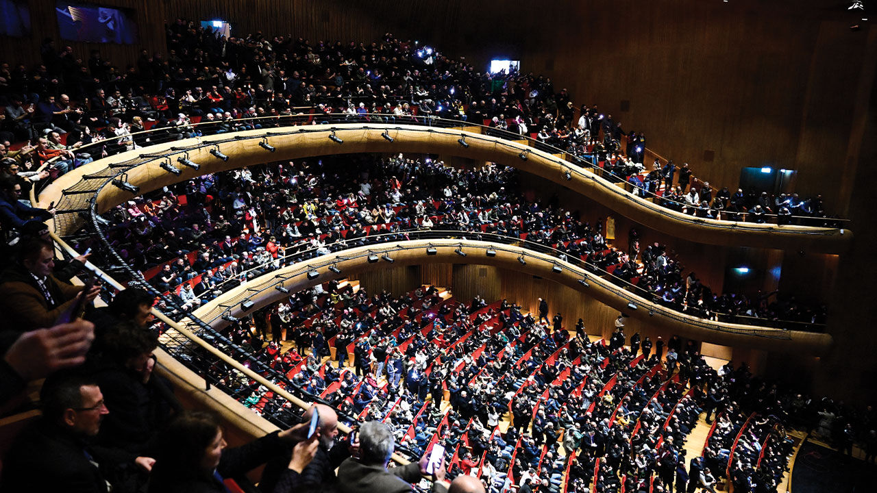 Ferdi Tayfur'un cenaze töreninde sevenleri şarkı söyledi! Efsaneyi böyle andılar - 2. Resim