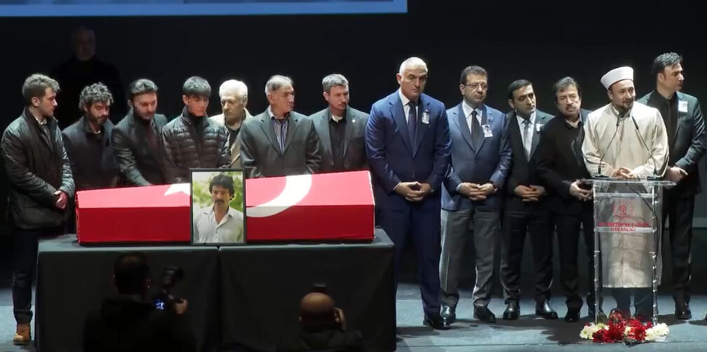 Ferdi Tayfur'un cenaze töreninde sevenleri şarkı söyledi! Efsaneyi böyle andılar - 1. Resim