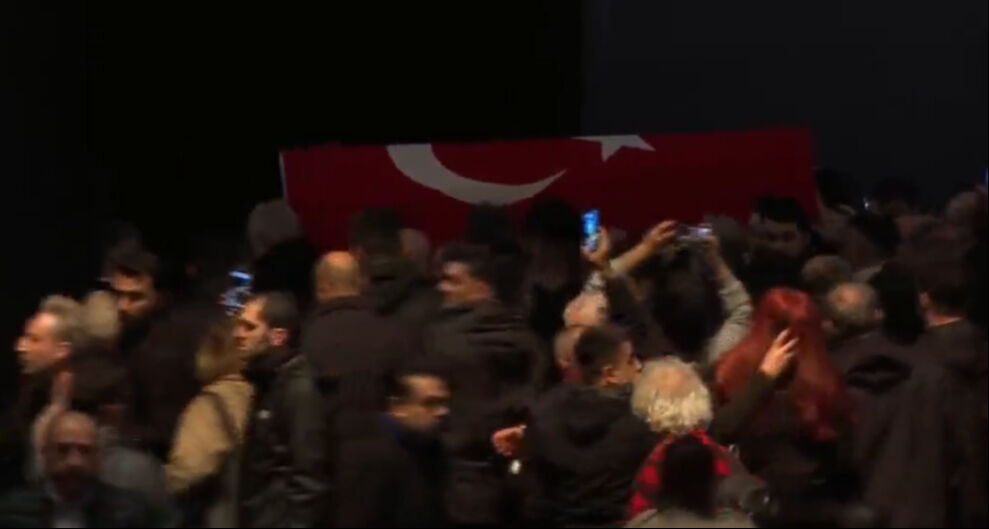 Ferdi Tayfur'un cenaze töreninde sevenleri şarkı söyledi! Efsaneyi böyle andılar - 1. Resim