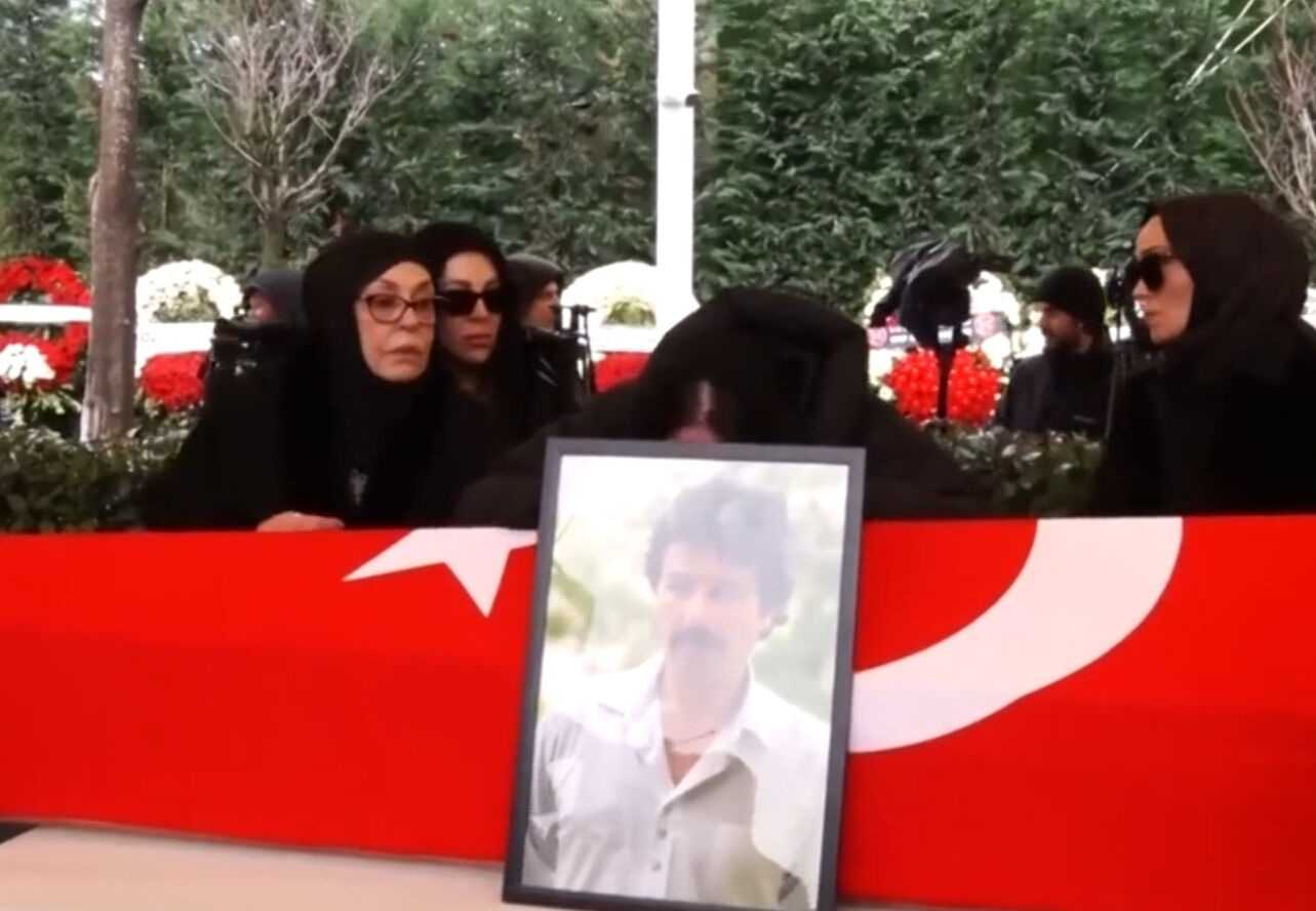 Ferdi Tayfur'un tabutu başında skandal! Küfürleşip tartıştılar - 1. Resim