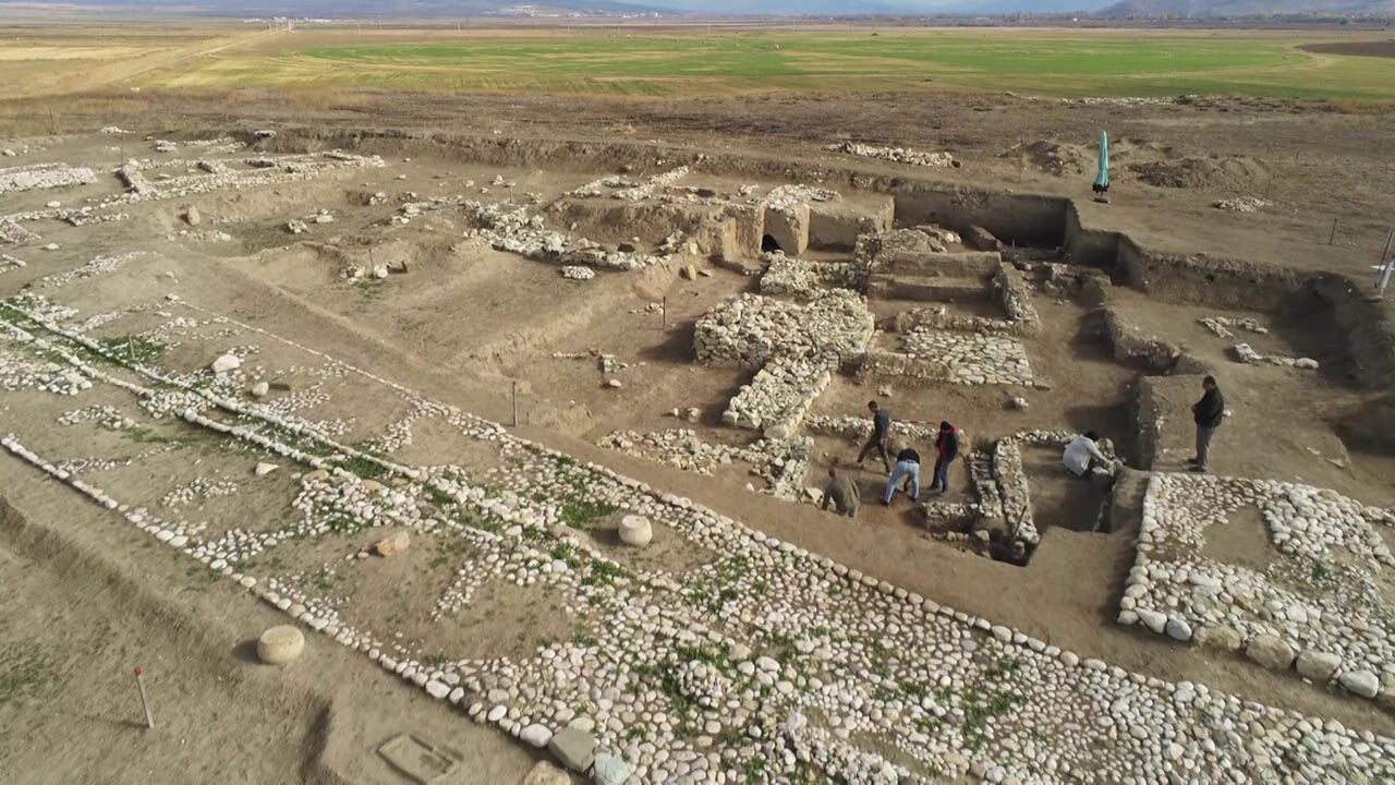 Gizemli taşlar incelemede: Oluz Höyük'te tarihi keşif - 1. Resim