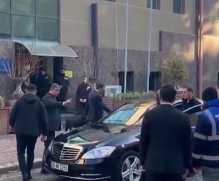 İzmir Büyükşehir Belediye Başkanı Cemil Tugay, eylem yapan işçileri parmak sallayarak tehdit etti - 1. Resim