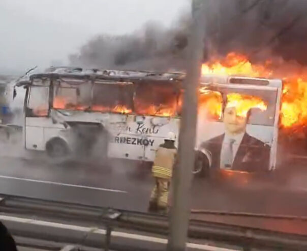 TEM'de yanan Çerkezköy Belediyesi servis aracı kullanılmaz hale geldi - 1. Resim