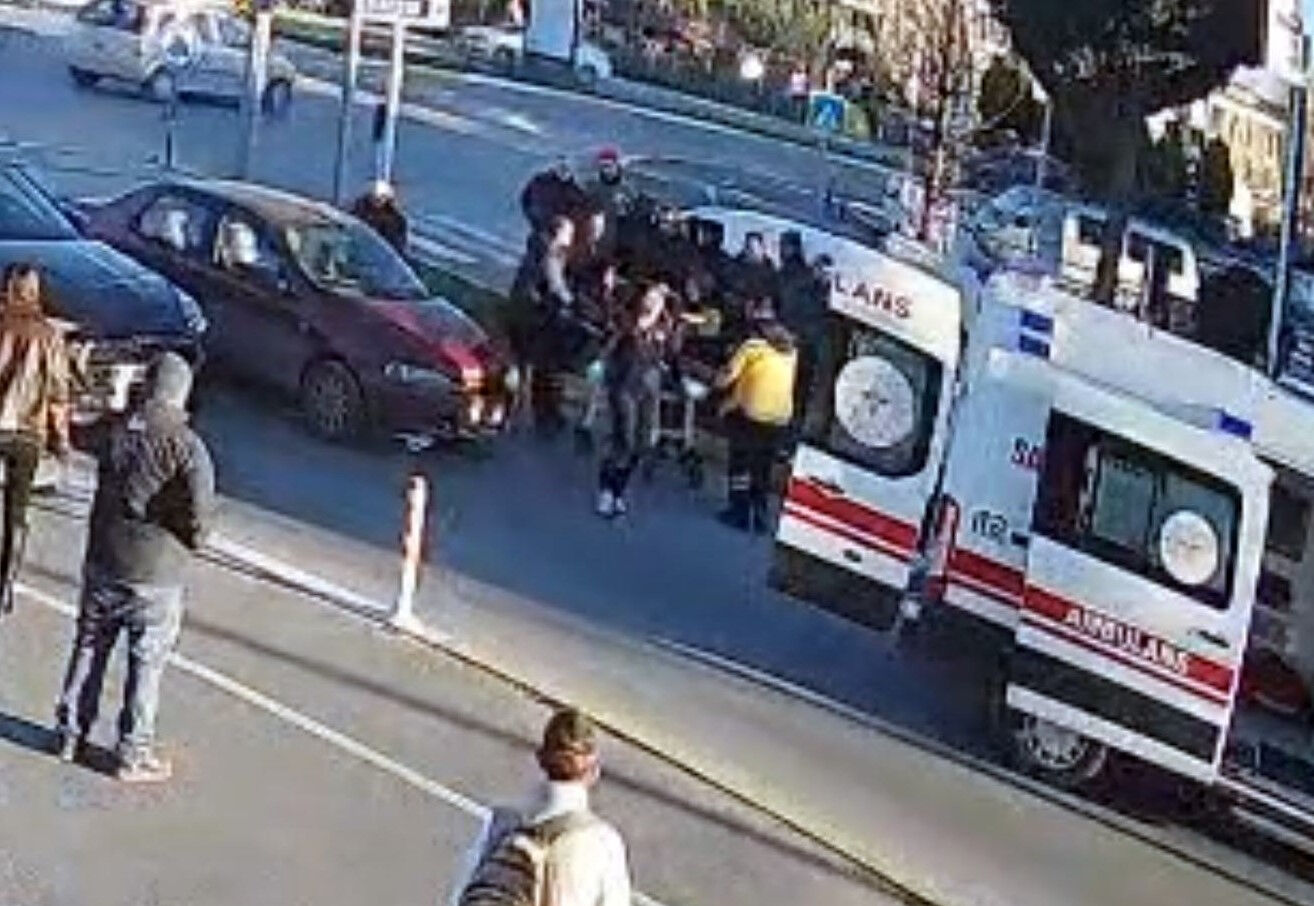Yaya geçidinde dehşet! 5 dakika arayla 2 araç birden çarptı Yaya geçidinde dehşet! 5 dakika arayla 2 araç birden çarptı - 1. Resim