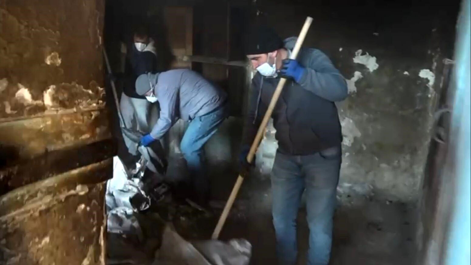 Bolat Kömürcü'nün viranesine giren ekipler şoke oldu: Evinden kedi cesedi bile çıktı - 2. Resim