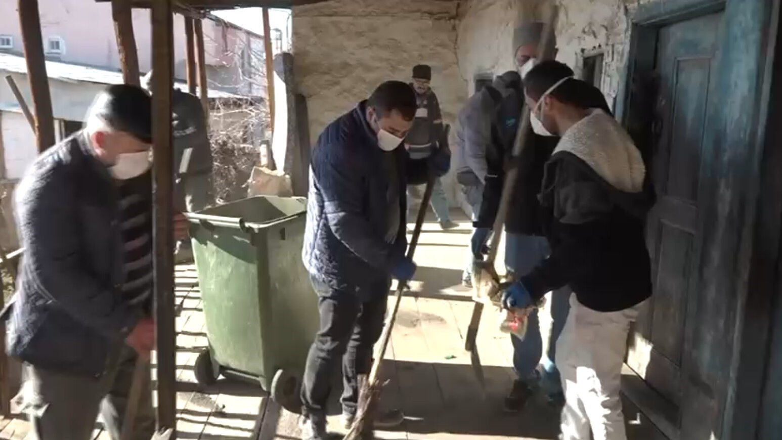 Bolat Kömürcü'nün viranesine giren ekipler şoke oldu: Evinden kedi cesedi bile çıktı - 3. Resim