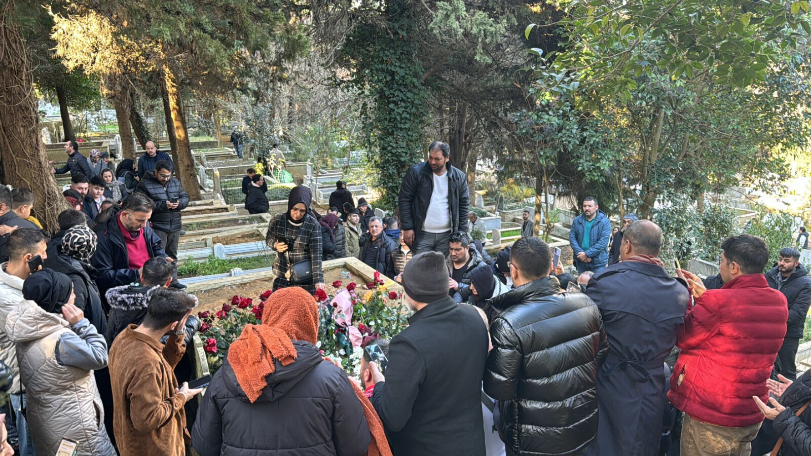 Ferdi Tayfur'un sevenleri kabrine akın etti! O görüntüler yürek yaktı - 2. Resim