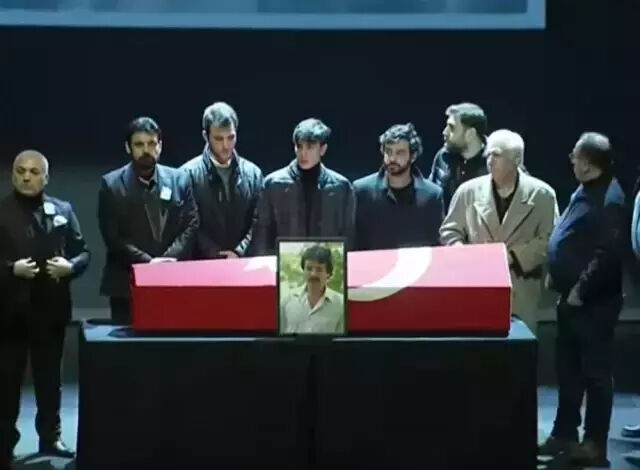 İbrahim Tatlıses gözyaşları içerisinde o isme sarıldı! Ferdi Tayfur'un oğlunu görenler şaştı kaldı İbrahim Tatlıses gözyaşları içerisinde o isme sarıldı! Ferdi Tayfur'un oğlunu görenler şaştı kaldı - 1. Resim