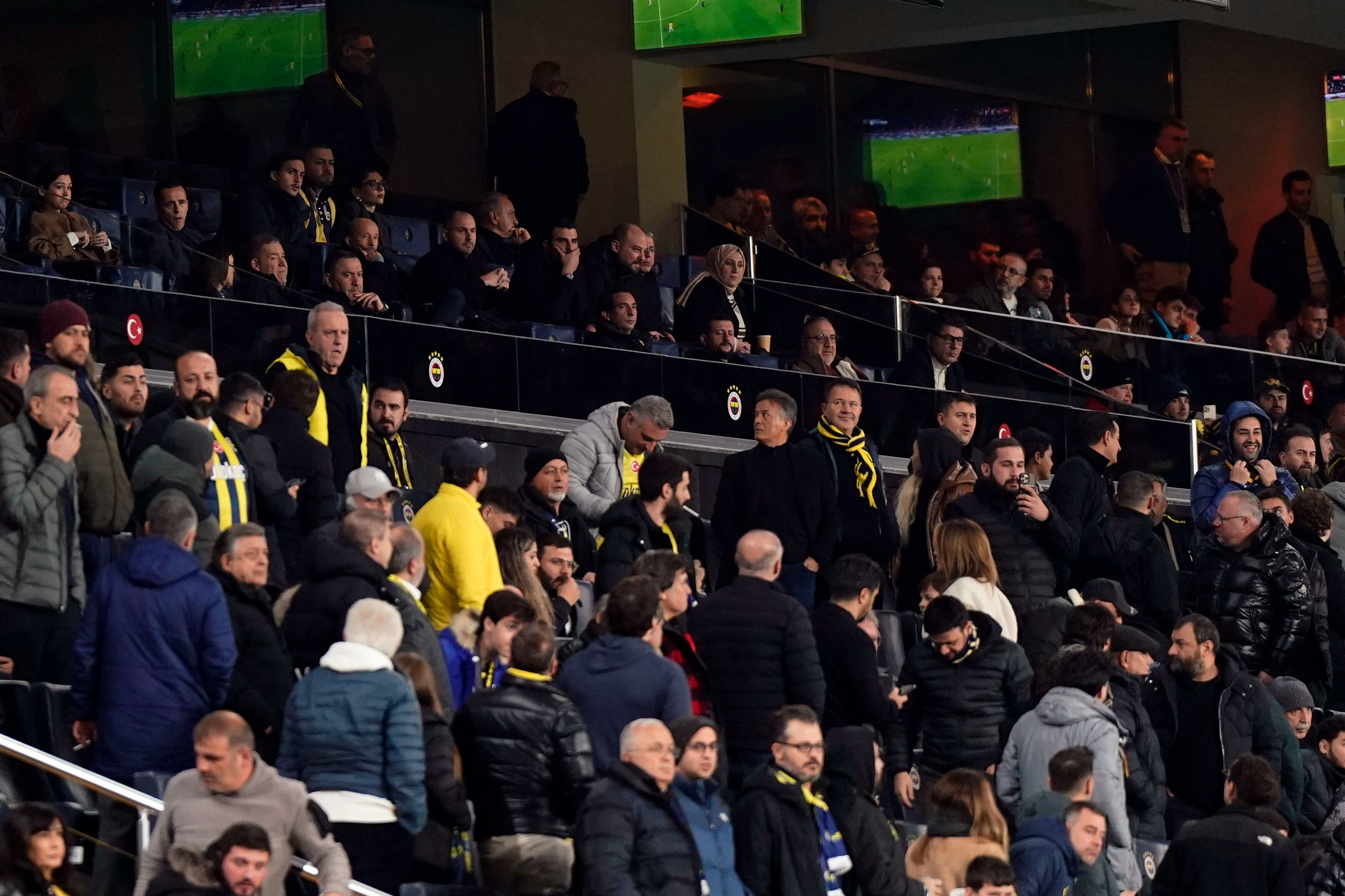 Kadıköy'de 'Ali Koç istifa' kavgası! Fenerbahçe taraftarı yumruk yumruğa birbirine girdi - 1. Resim