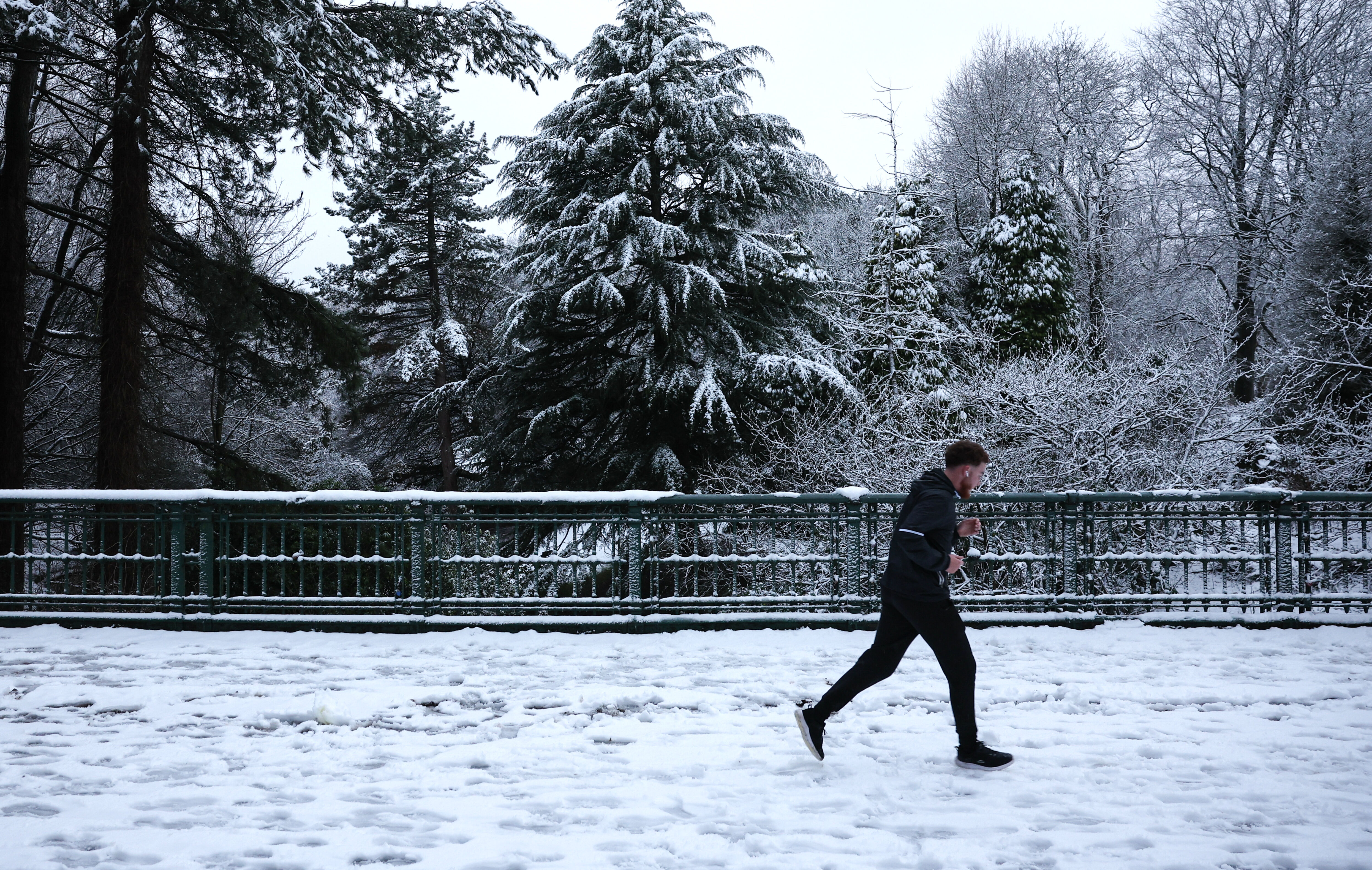 Kar kalınlığı 12 santimi buldu, ikinci derece uyarı geldi! Pistler uçuşa kapandı - 2. Resim
