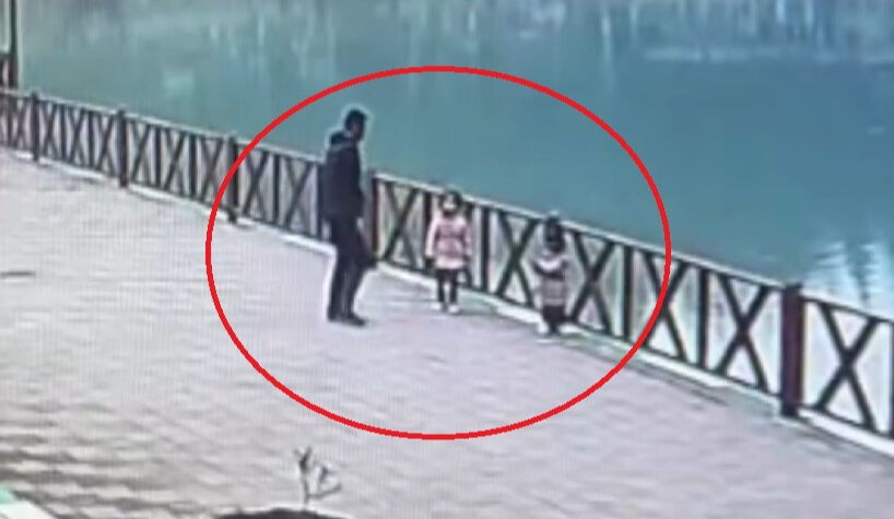 Korkulukların arasından bir anda göle düştü! Küçük kızı babası böyle kurtardı - 1. Resim