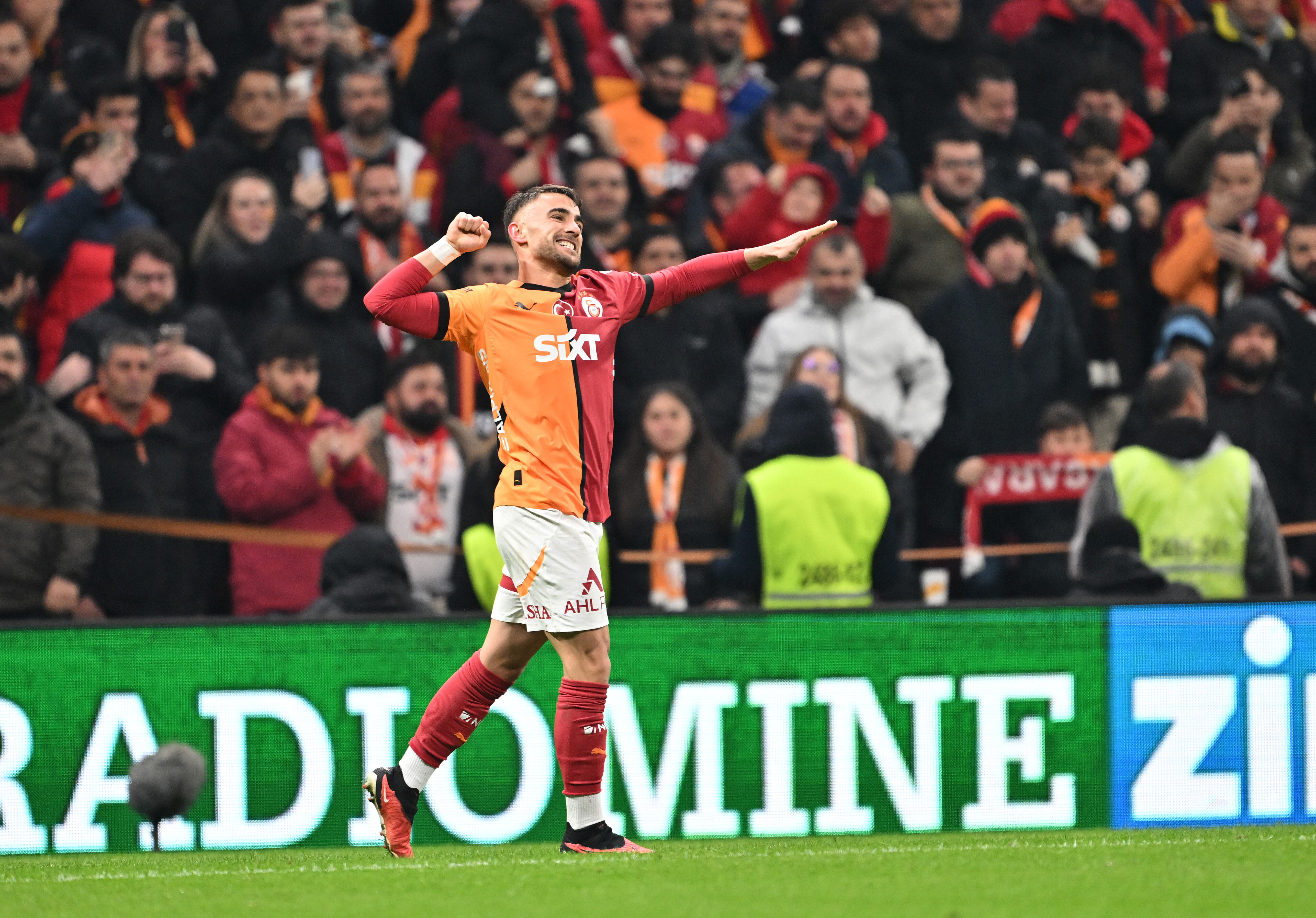 Premier Lig devi harekete geçti! Okan Buruk'un yıldızına verdikleri ücret ortaya çıktı Premier Lig devi harekete geçti! Okan Buruk'un yıldızına verdikleri ücret ortaya çıktı - 3. Resim