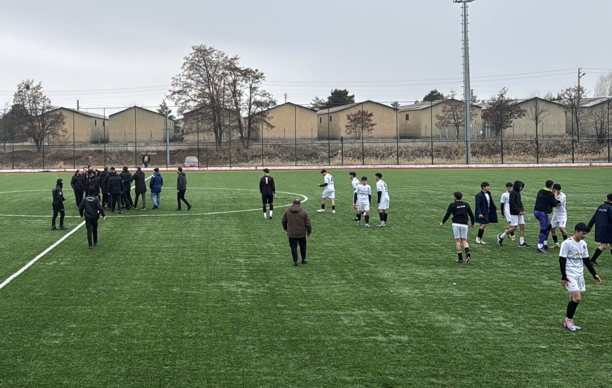 Sivas'ta yeşil saha karıştı! Hakem ve kulüp yöneticileri birbirine girdi Sivas'ta yeşil saha karıştı! Hakem ve kulüp yöneticileri birbirine girdi - 2. Resim