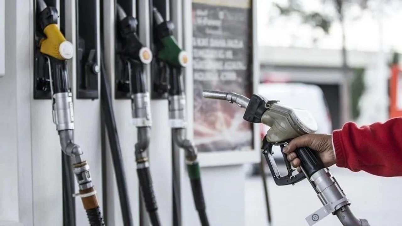 1 litre benzinin kaç lirası vergi? Rakamı duyan kulaklarına inanamıyor  - 1. Resim