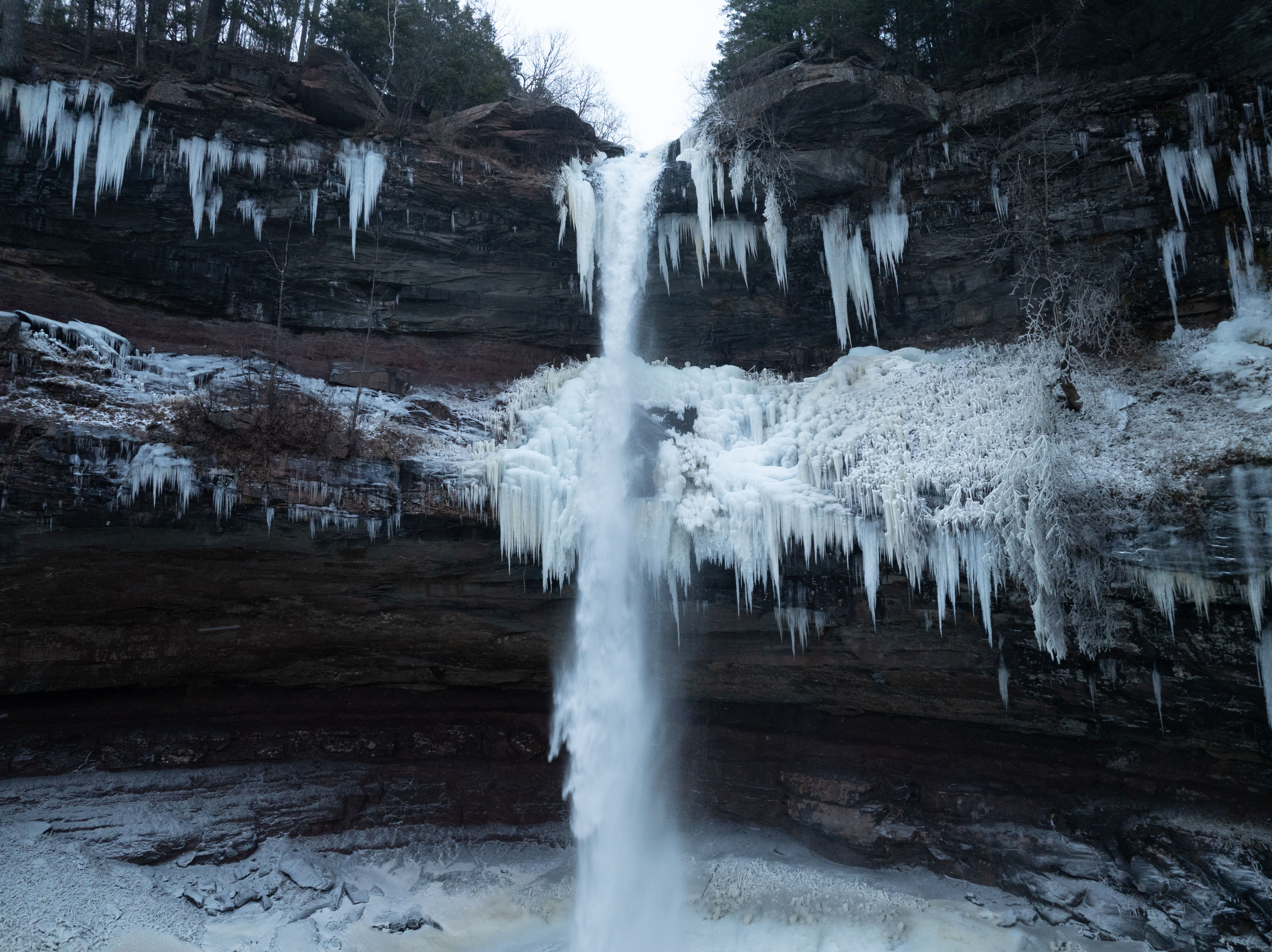 ABD'de kış çetin geçiyor! Uçuşlar ertelendi, şelale dondu: 30 eyalet alarma geçti - 2. Resim