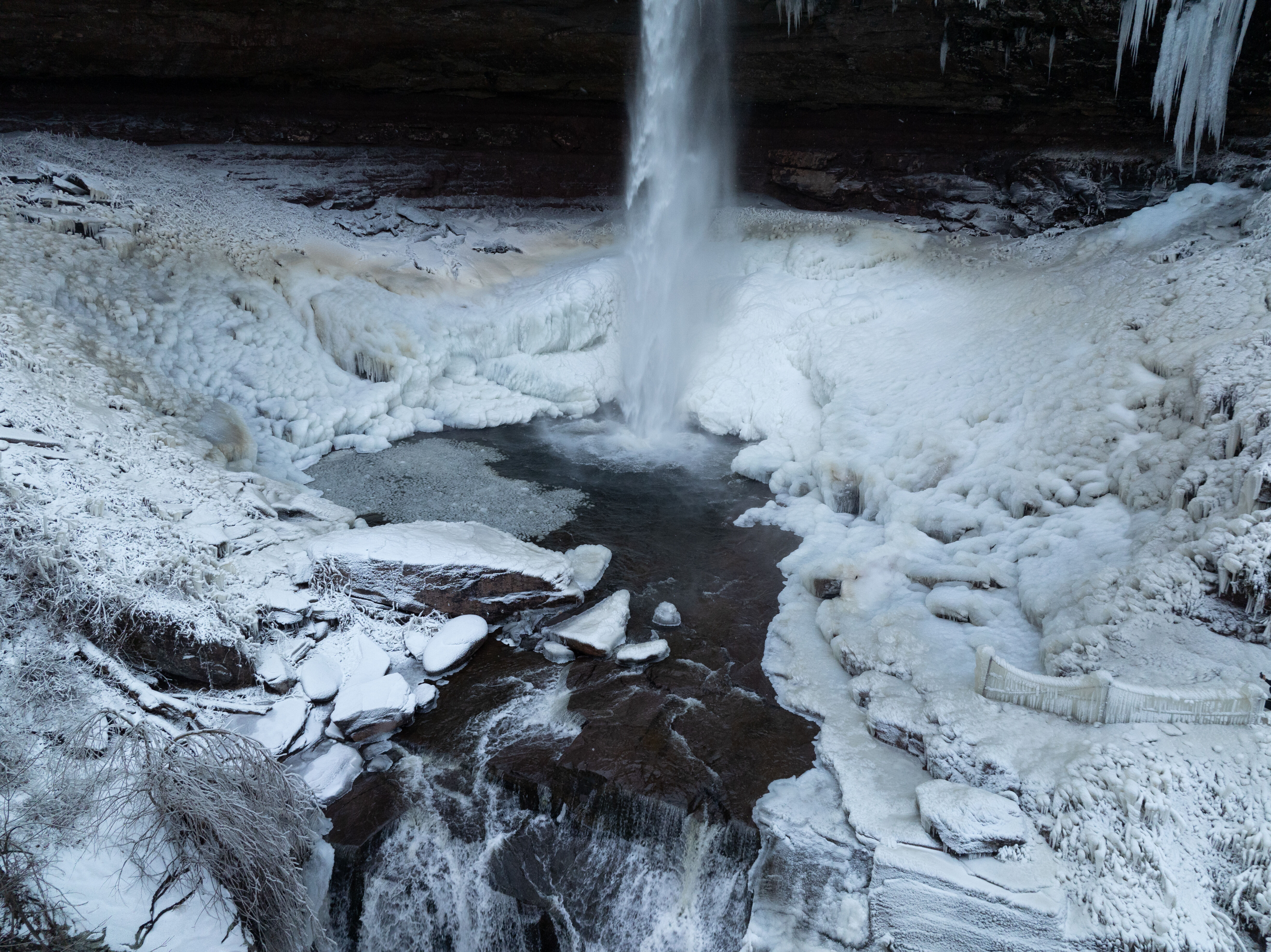 ABD'de kış çetin geçiyor! Uçuşlar ertelendi, şelale dondu: 30 eyalet alarma geçti - 1. Resim