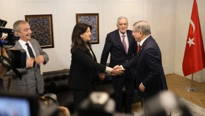 DEM heyeti Gelecek Partisi'ne gitti! Ahmet Davutoğlu ile Sırrı Süreyya Önder arasındaki diyalog güldürdü DEM heyeti Gelecek Partisi'ne gitti! Ahmet Davutoğlu ile Sırrı Süreyya Önder arasındaki diyalog güldürdü - 1. Resim