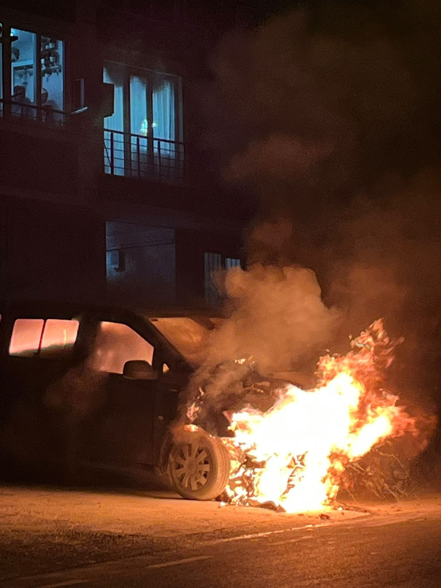 İstanbul'da alevler geceyi aydınlattı! Eyüp'te otomobil cayır cayır yandı, Avcılar'da çatıyı alevler sardı - 1. Resim