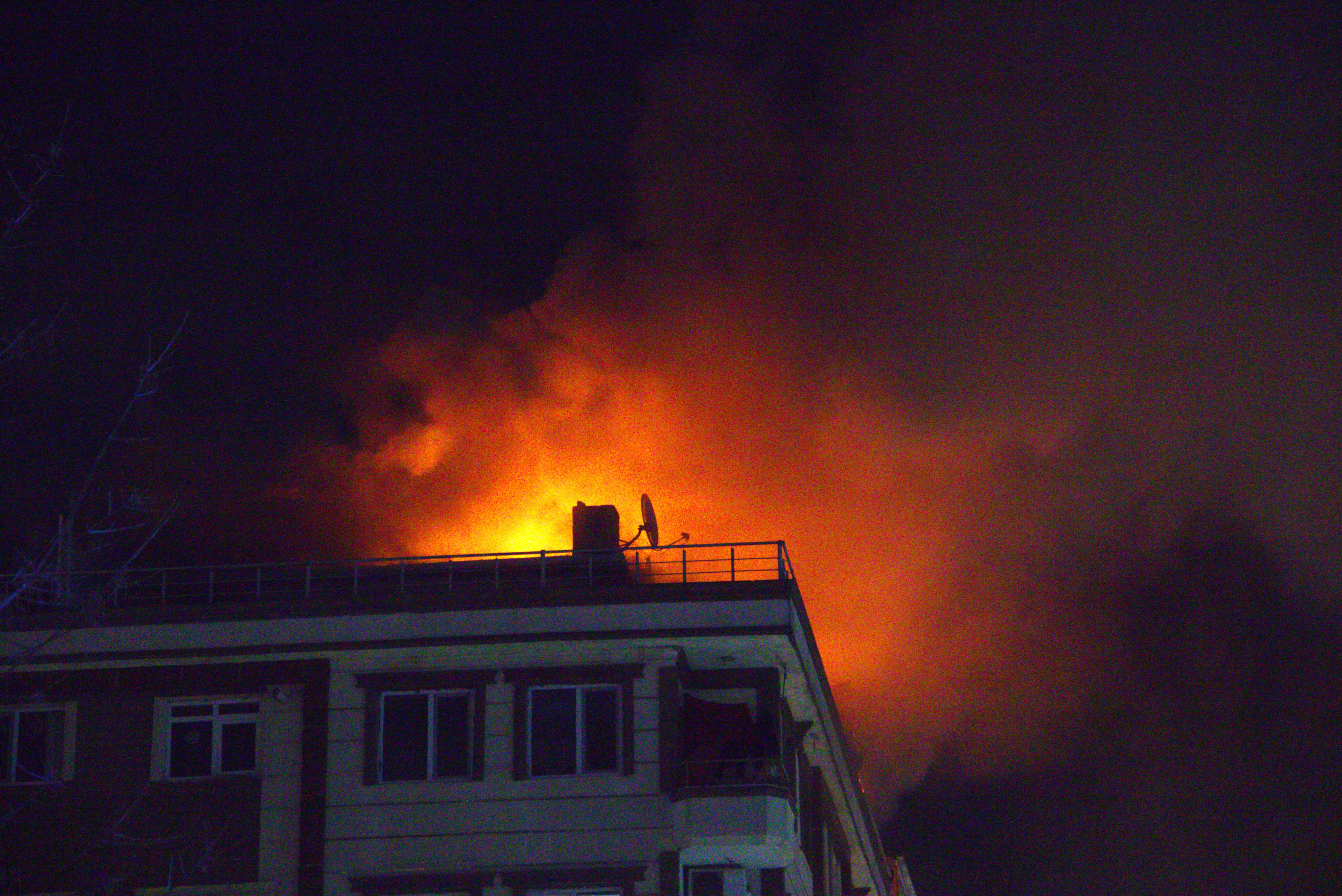 İstanbul'da alevler geceyi aydınlattı! Eyüp'te otomobil cayır cayır yandı, Avcılar'da çatıyı alevler sardı - 2. Resim