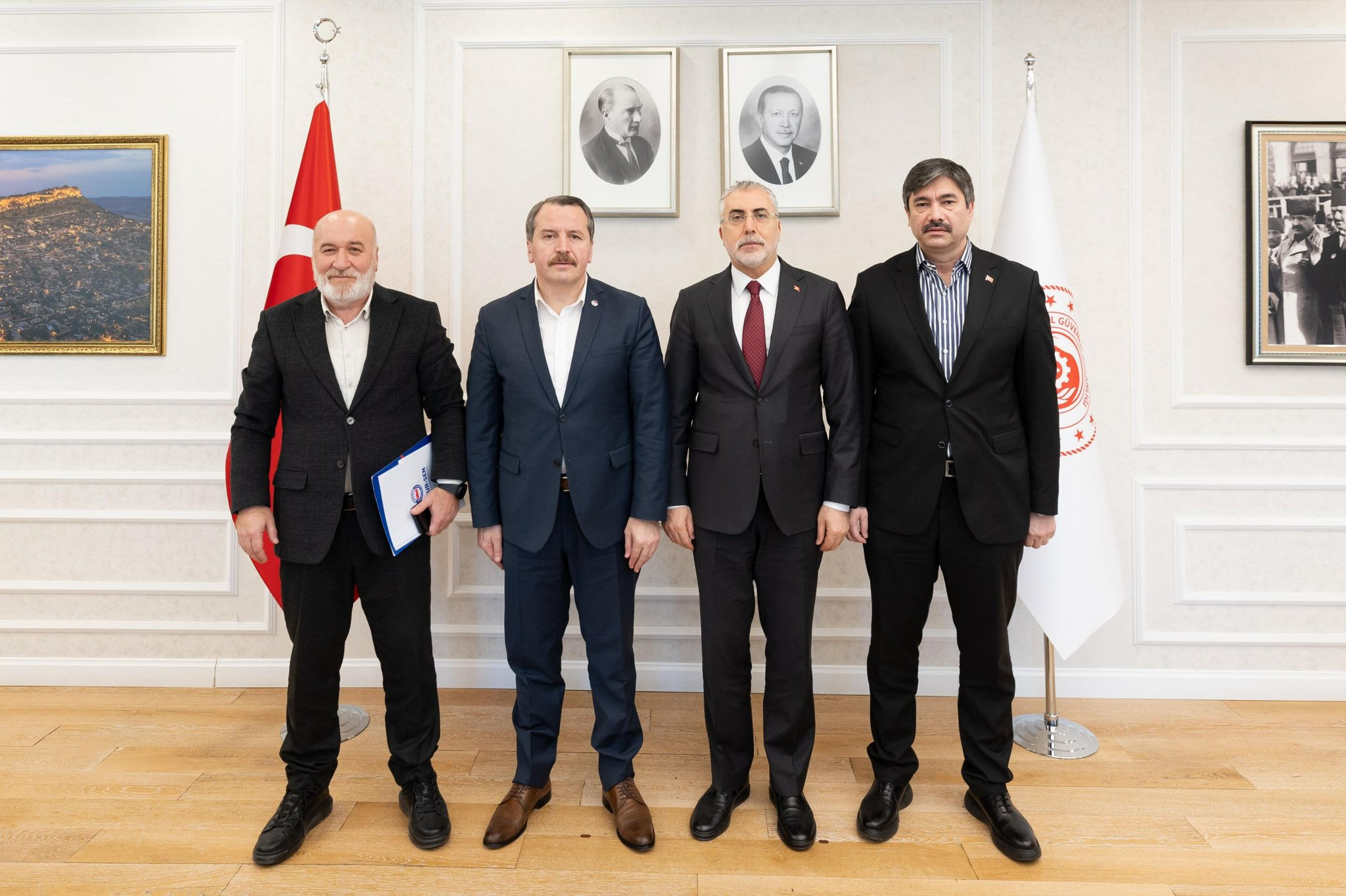 Memur ve memur emeklileri için refah payı masada! Memur-Sen'den Çalışma Bakanı'na ziyaret - 1. Resim