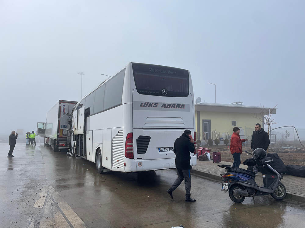 Niğde'de yolcu otobüsü tıra çarptı! Çok sayıda yaralı var - 2. Resim