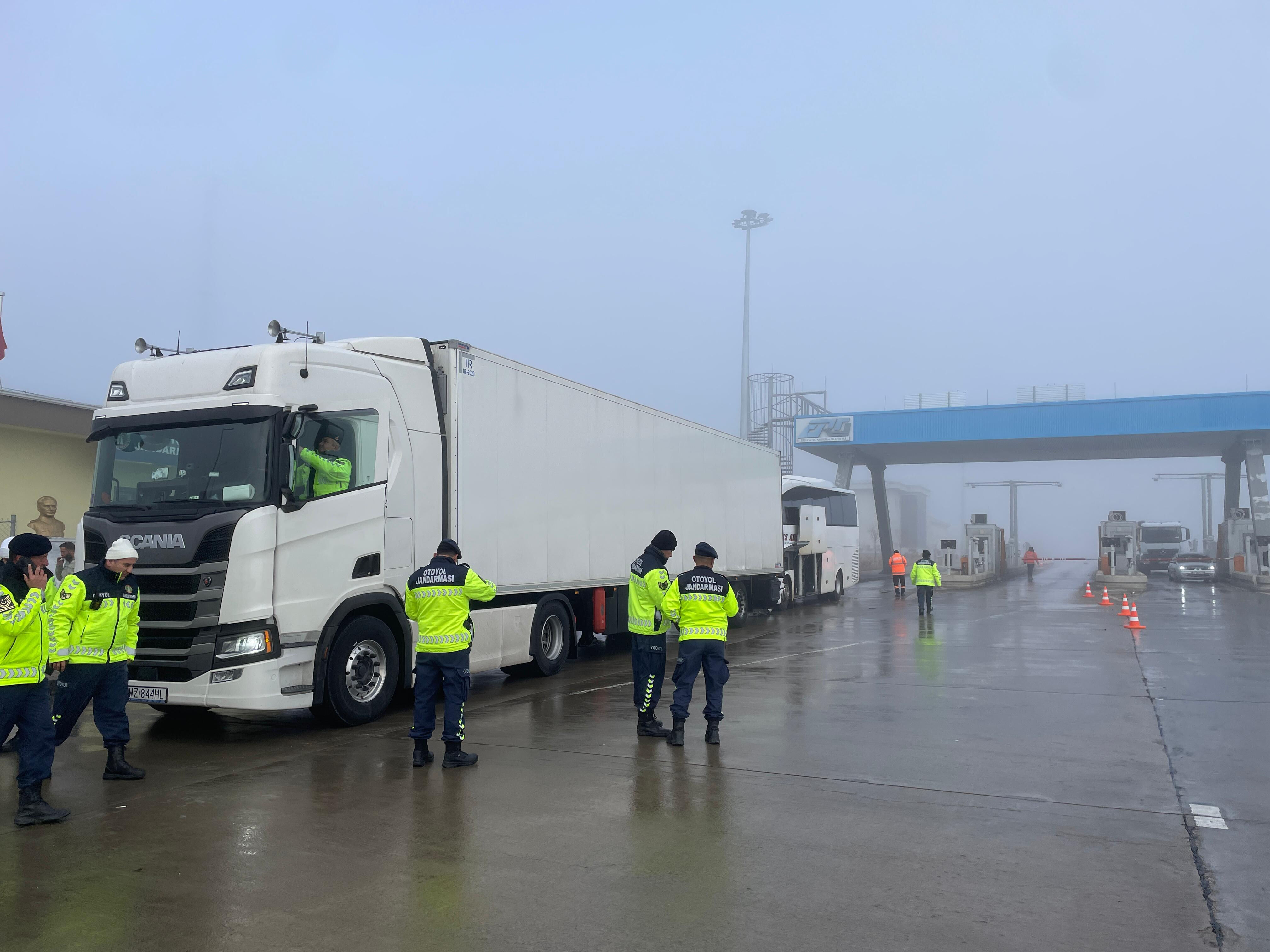 Niğde'de yolcu otobüsü tıra çarptı! Çok sayıda yaralı var - 1. Resim