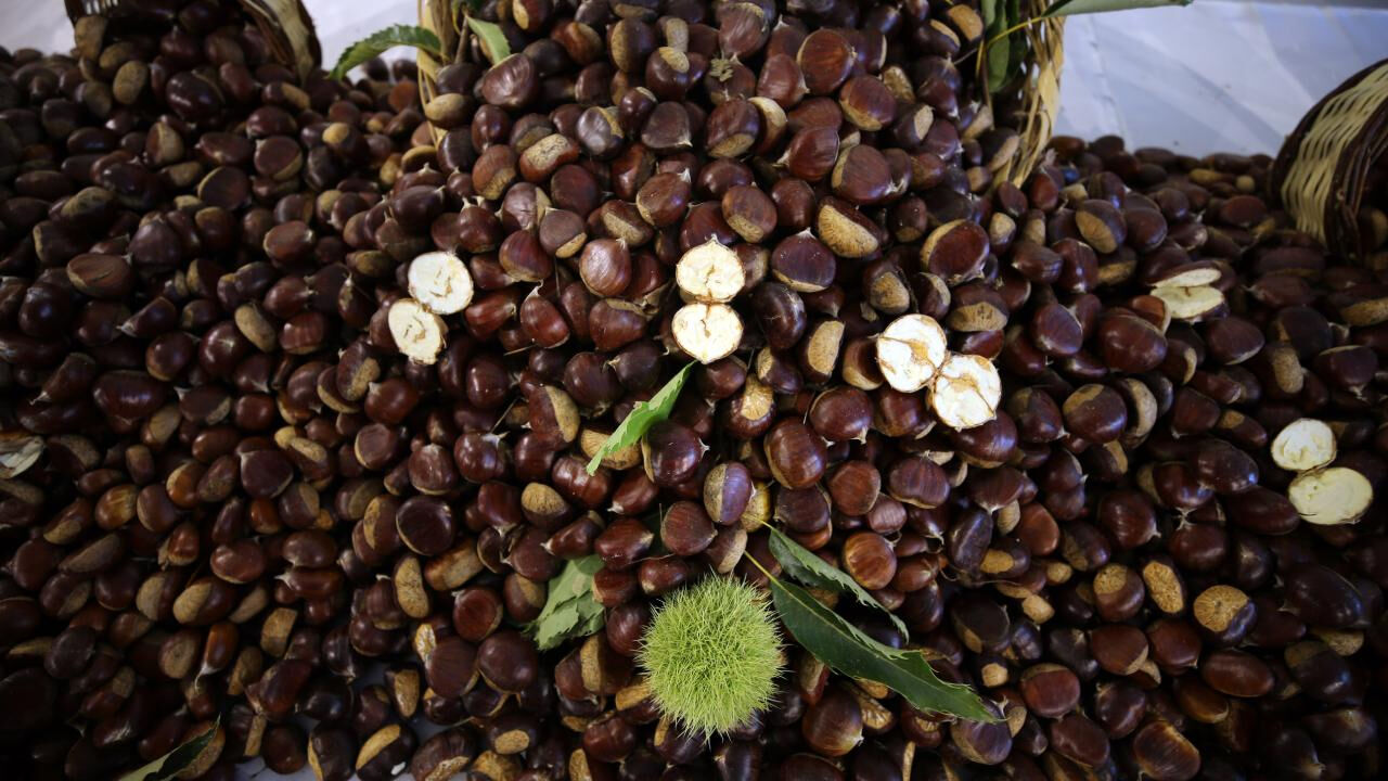 Pazarda şoke eden kirli oyun! Ürünün üzerine saç spreyi sıkıp sattılar - 3. Resim