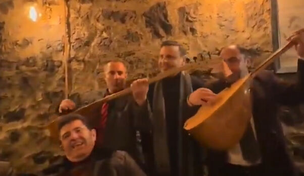 Sarıkamış şehitlerini anma programından sonra fasıla giden CHP ekibine tepki! Aykut Erdoğdu cevap verdi: Şarap ve rakı içtim Sarıkamış şehitlerini anma programından sonra fasıla giden CHP ekibine tepki! Aykut Erdoğdu cevap verdi: Şarap ve rakı içtim - 1. Resim