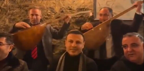 Sarıkamış şehitlerini anma programından sonra fasıla giden CHP ekibine tepki! Aykut Erdoğdu cevap verdi: Şarap ve rakı içtim Sarıkamış şehitlerini anma programından sonra fasıla giden CHP ekibine tepki! Aykut Erdoğdu cevap verdi: Şarap ve rakı içtim - 2. Resim