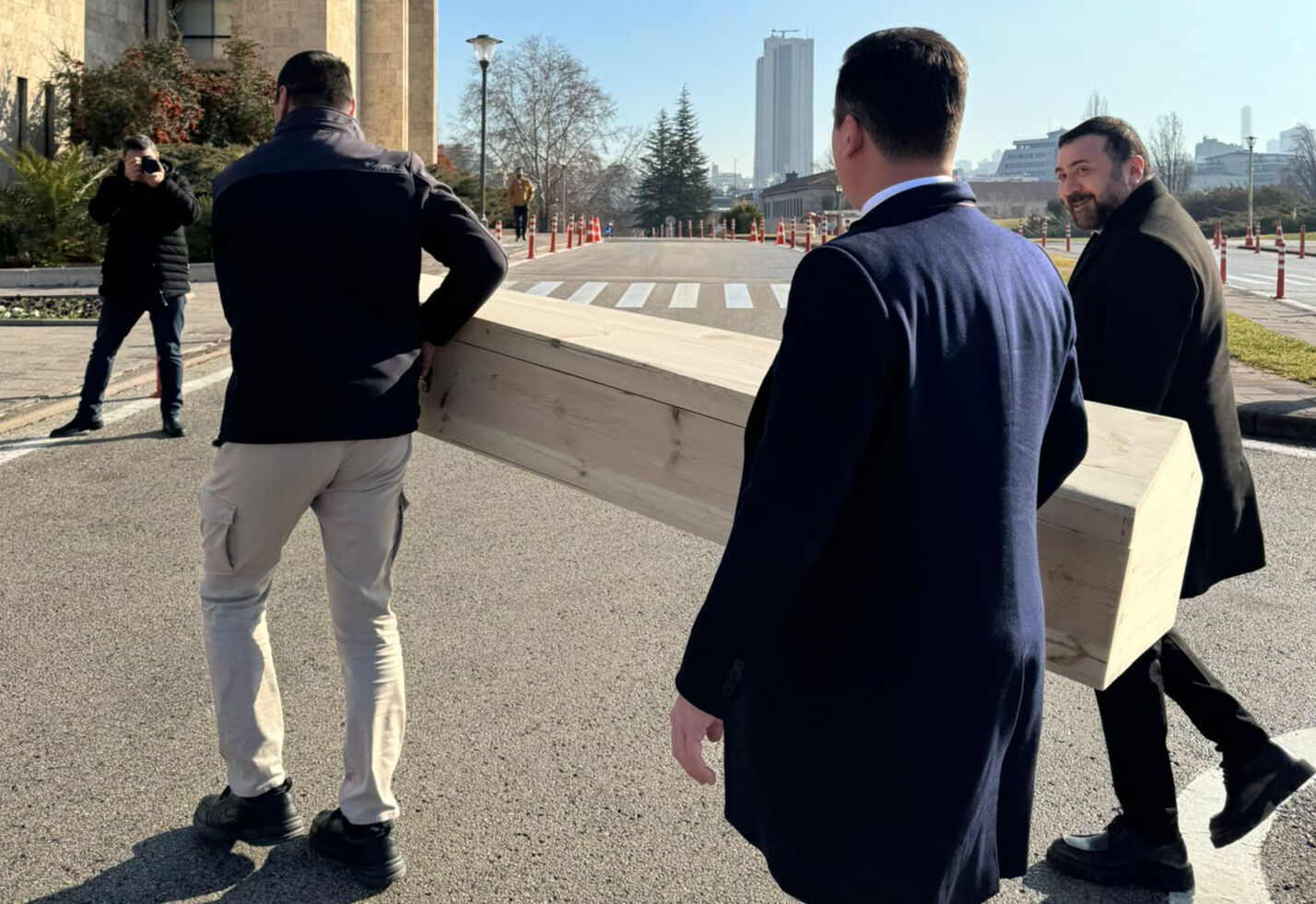 TBMM'de ilginç görüntü! AK Parti milletvekili Osman Gökçek tabutla geldi, sebebi hayrete düşürdü TBMM'de ilginç görüntü! AK Parti milletvekili Osman Gökçek tabutla geldi, sebebi hayrete düşürdü - 2. Resim