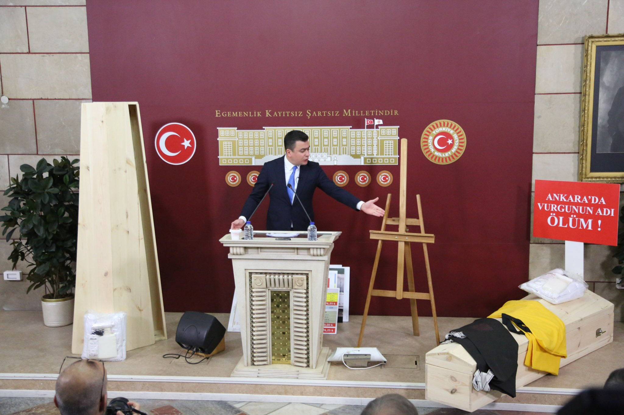 TBMM'de ilginç görüntü! AK Parti milletvekili Osman Gökçek tabutla geldi, sebebi hayrete düşürdü TBMM'de ilginç görüntü! AK Parti milletvekili Osman Gökçek tabutla geldi, sebebi hayrete düşürdü - 1. Resim