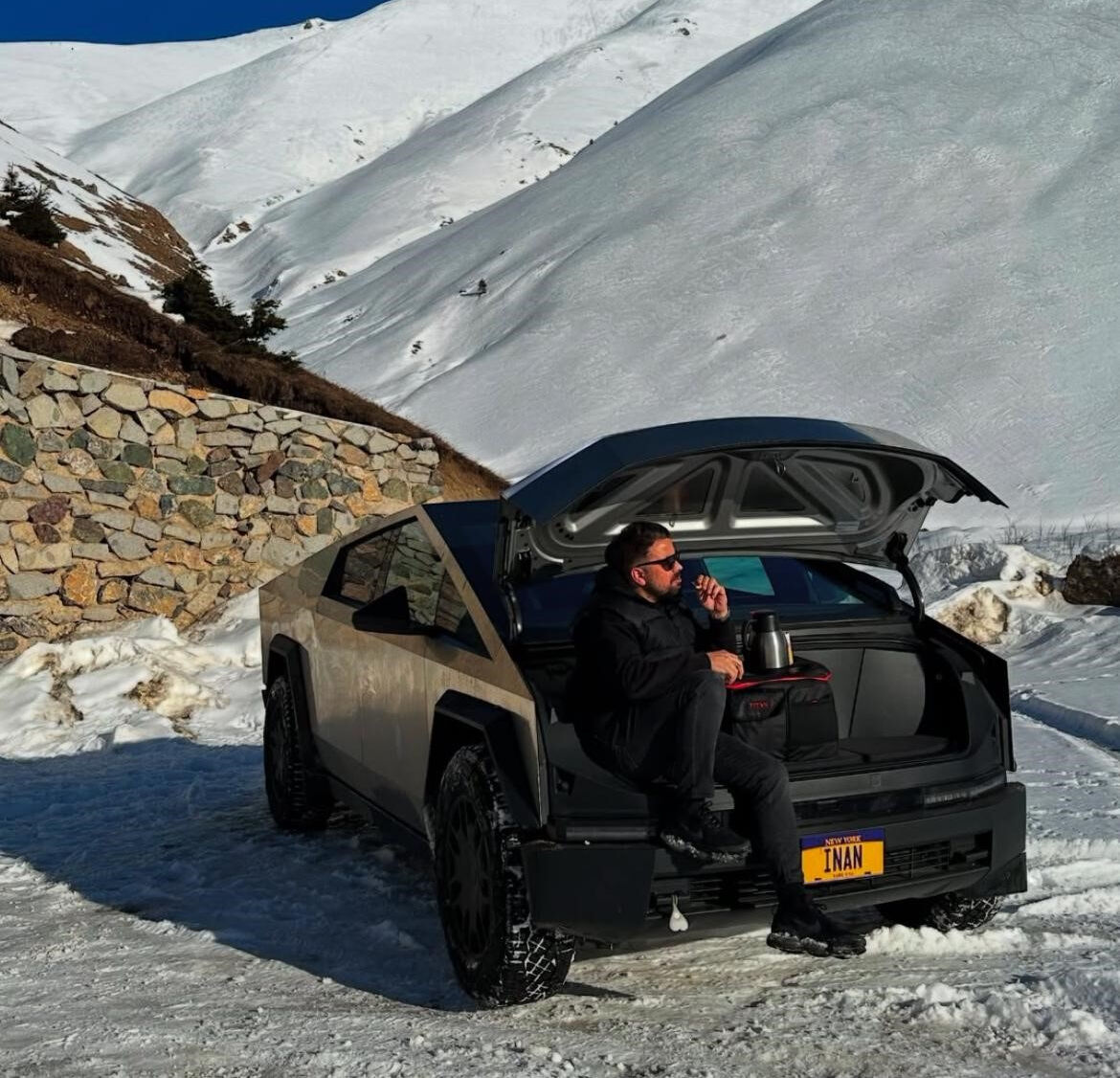 Trabzon'da Cybertruck ortaya çıktı! Görenler hayran kaldı - 1. Resim