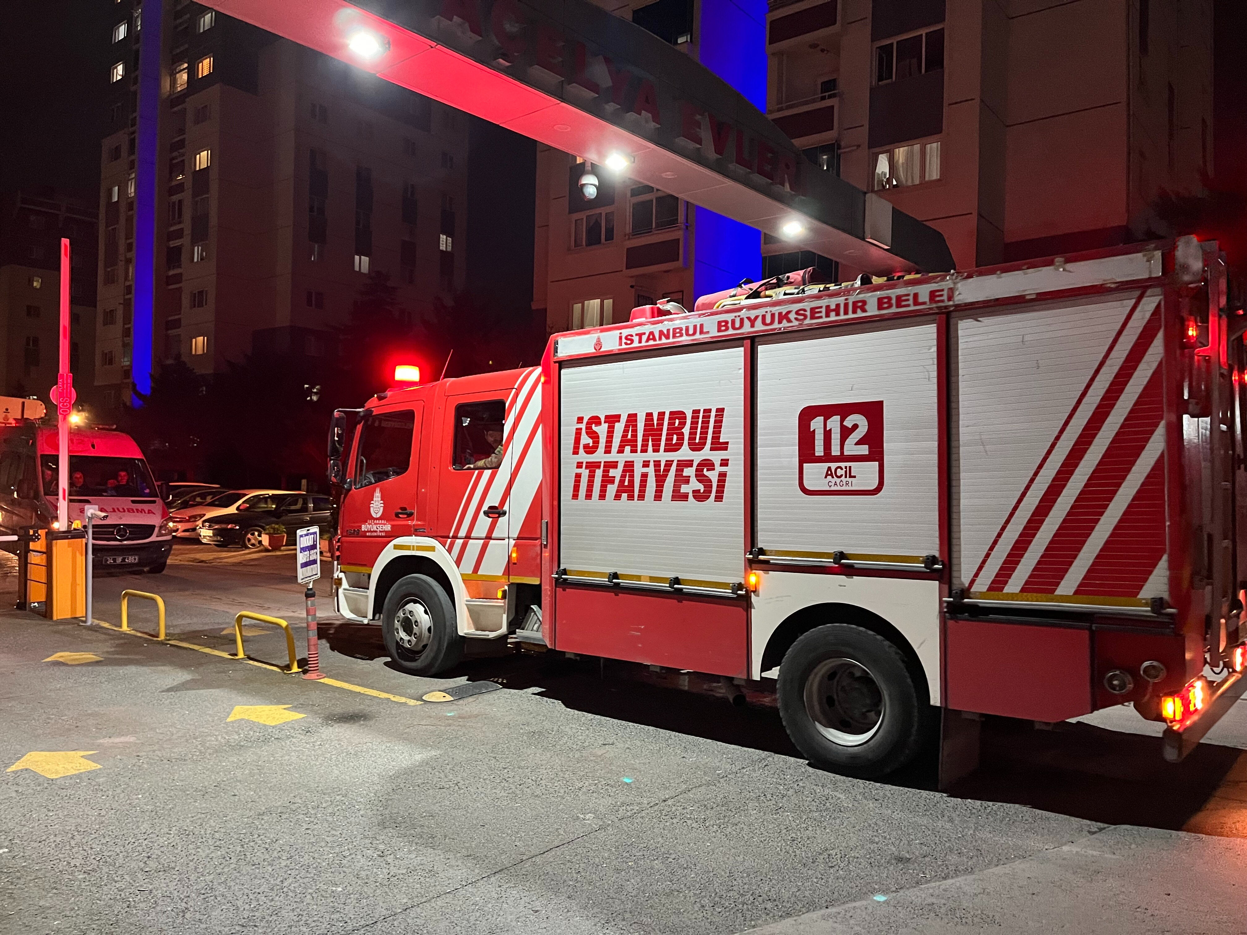 Avcılar ve Küçükçekmece'de yangın paniği! Binada kalan vatandaşlar tahliye edildi - 1. Resim