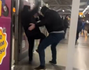 Bursa'daki metroda omuz atma kavgası! Boksör gibi yumruk yumruğa girdiler - 2. Resim