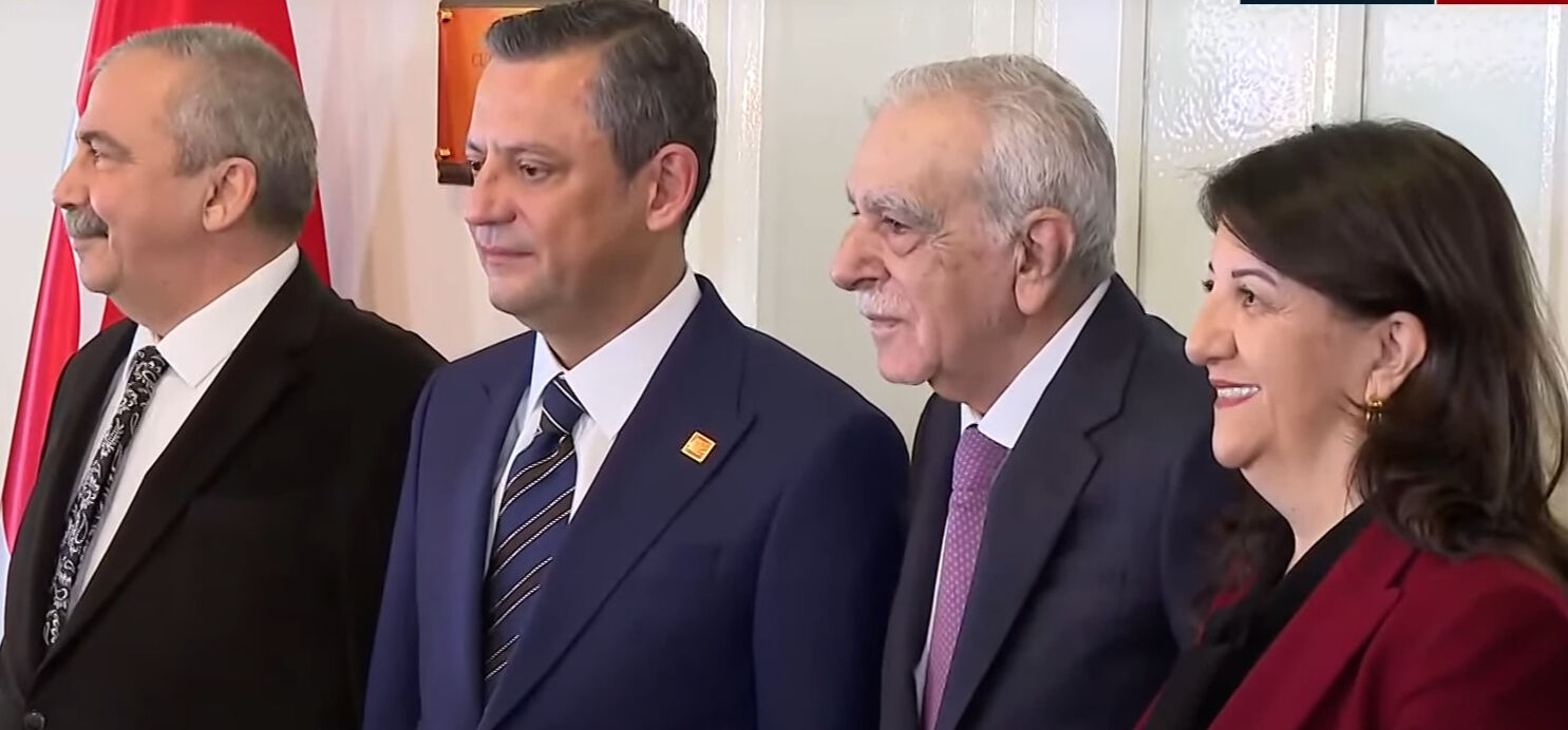 DEM-CHP görüşmesinden ilk açıklama! "Toplumun duyguları göz önüne alınmalı" DEM-CHP görüşmesi başladı! Özgür Özel heyeti kapıda karşıladı - 1. Resim