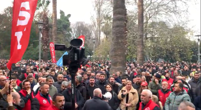 İşçilerden İzmir Büyükşehir Belediyesi'ne sert tepki! İZENERJİ ve İZELMAN'da çalışan binlerce işçi iş bıraktı - 3. Resim