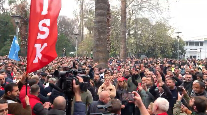 İşçilerden İzmir Büyükşehir Belediyesi'ne sert tepki! İZENERJİ ve İZELMAN'da çalışan binlerce işçi iş bıraktı - 2. Resim