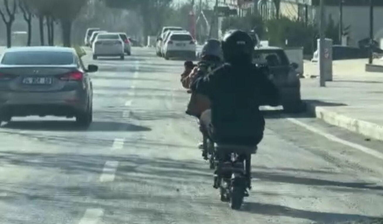 İstanbul trafiğinde elektrikli scooterı tabureye oturarak kullandılar! İstanbul trafiğinde elektrikli scooterı tabureye oturarak kullandılar! - 1. Resim