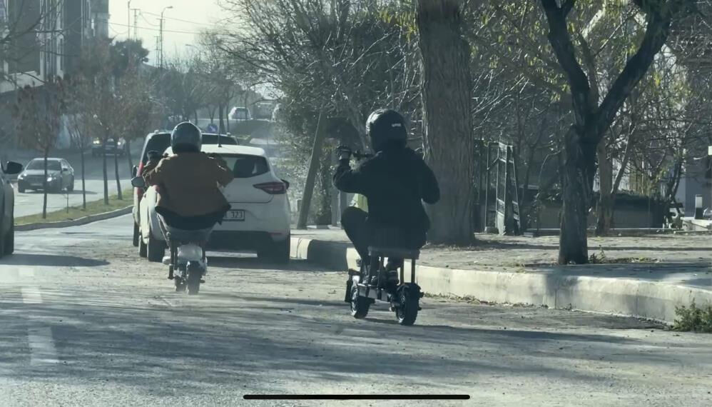 İstanbul trafiğinde elektrikli scooterı tabureye oturarak kullandılar! İstanbul trafiğinde elektrikli scooterı tabureye oturarak kullandılar! - 2. Resim