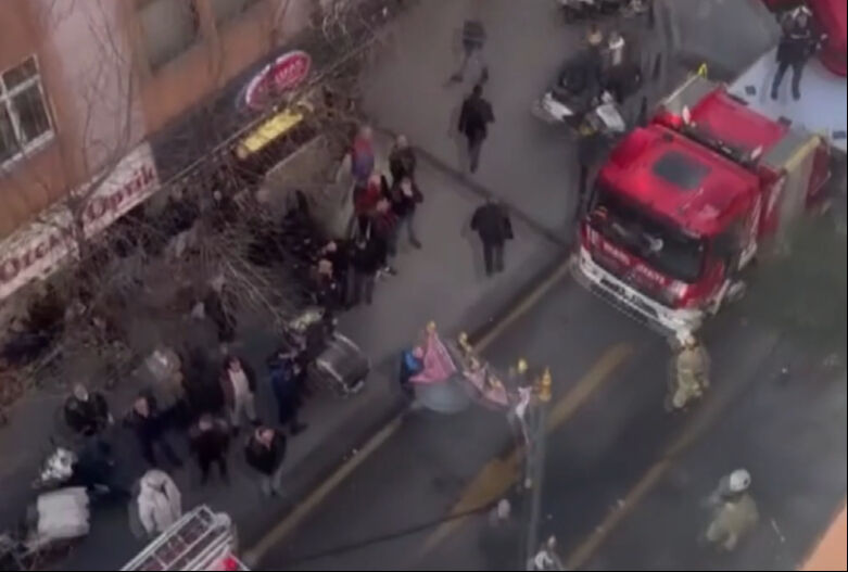 Kağıthane'deki yangına bacadan müdahale! O anlar herkesi şoke etti - 2. Resim