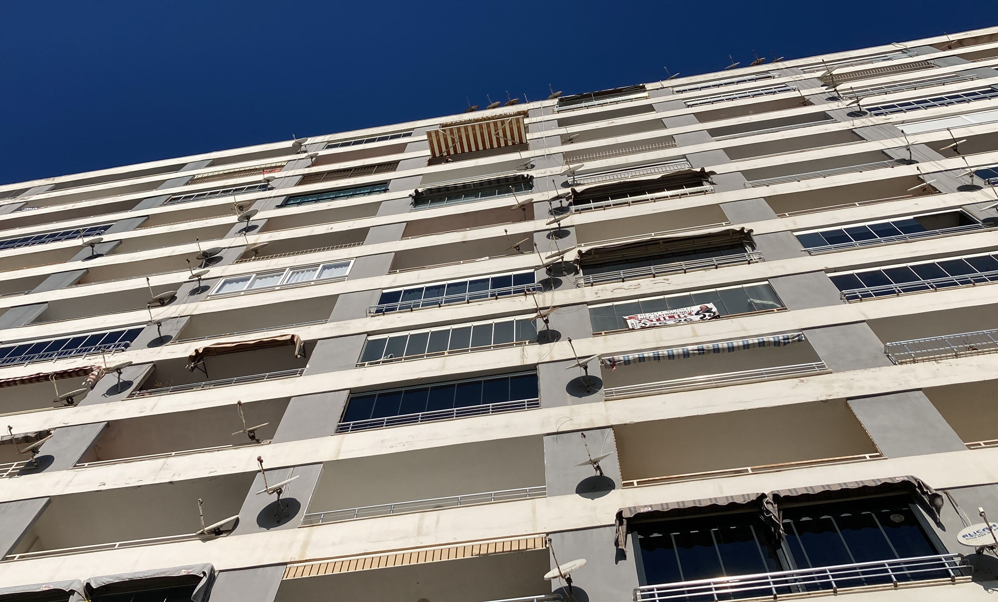 Mersin'de tatil sitesinde korkunç olay! Genç çift peş peşe can verdi Mersin'de tatil sitesinde korkunç olay! Genç çift peş peşe can verdi - 1. Resim