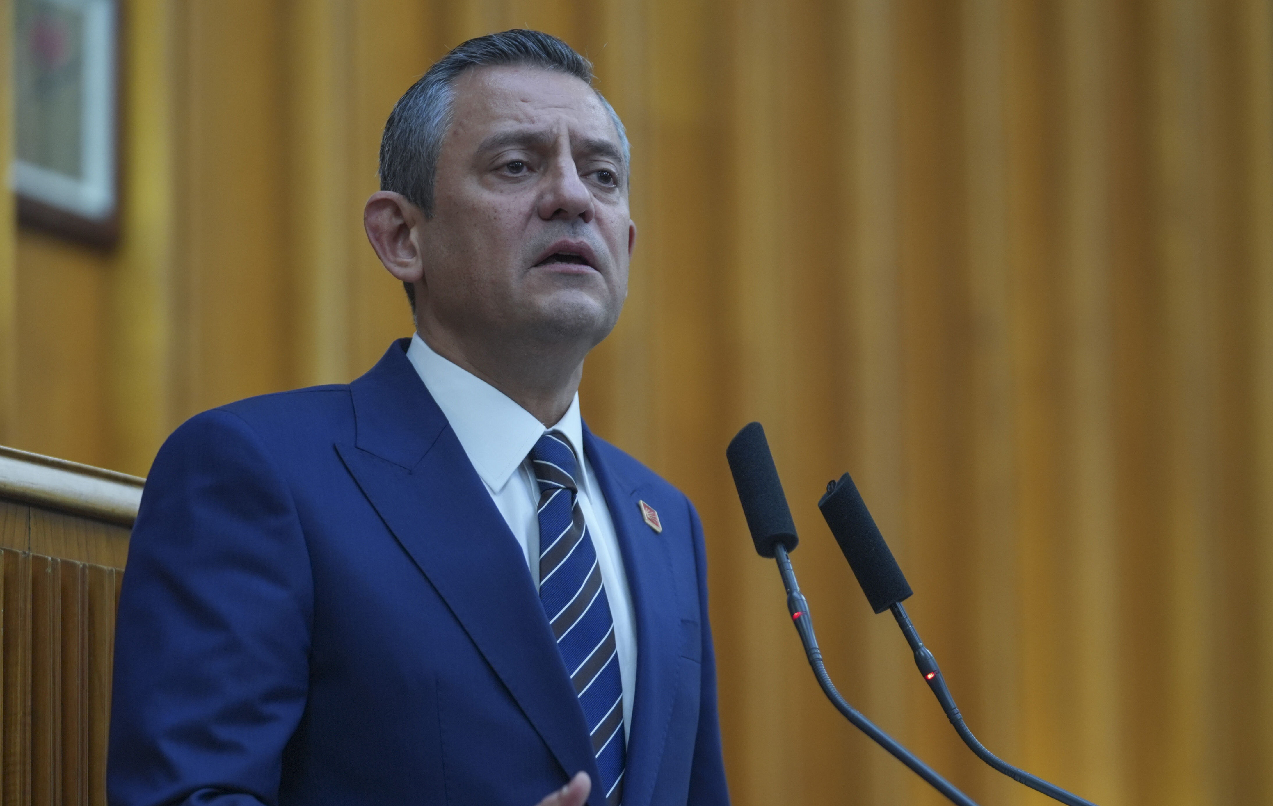 Özgür Özel'den emekli maaşına yapılan zamma tepki: Alınlarına kırmızı kartı çakacağız - 1. Resim