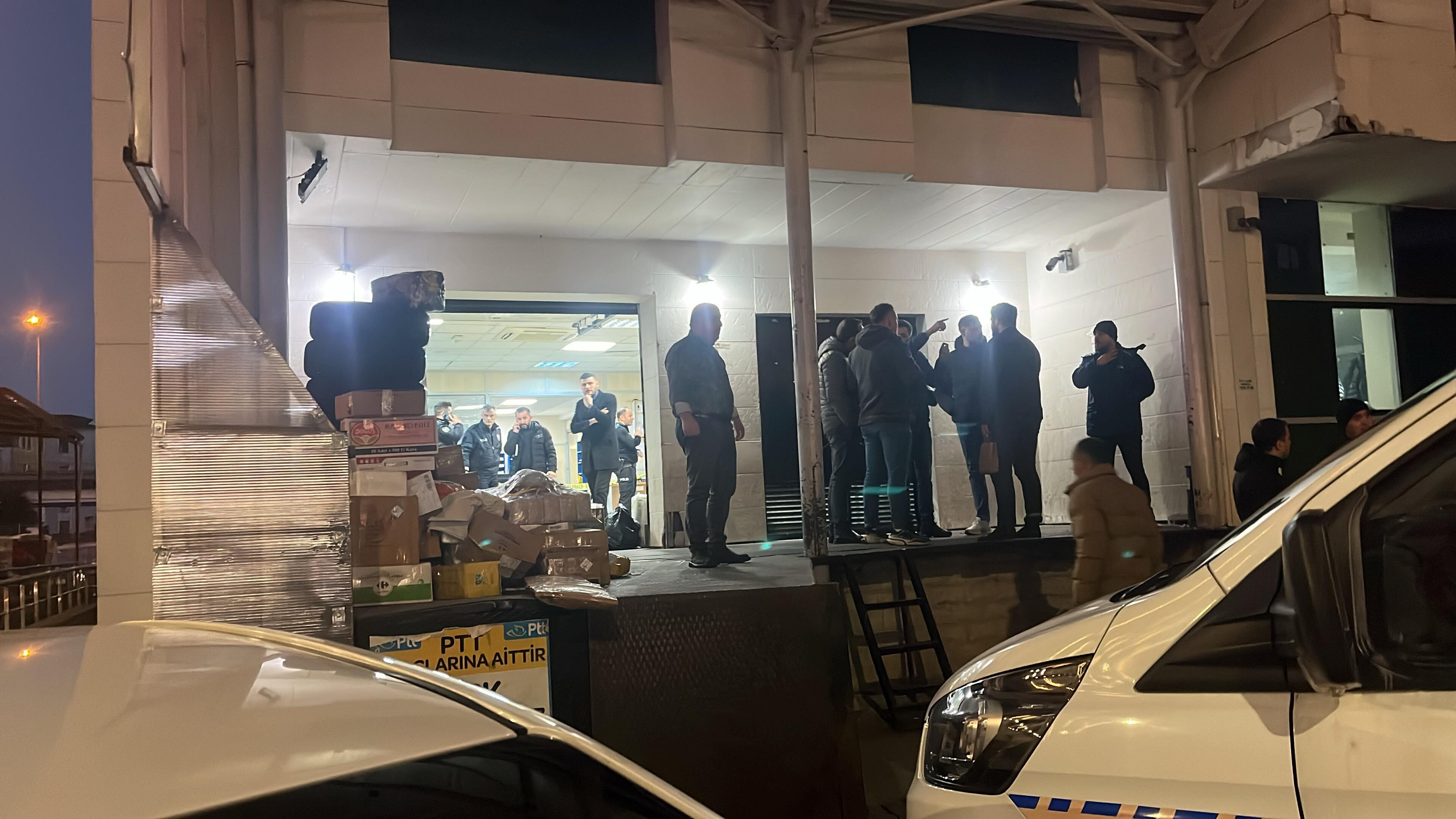 PTT Başmüdürlüğü'ne silahlı saldırı! Saldırgan dehşet saçtı, çalışanlar can verdi PTT Başmüdürlüğü'ne silahlı saldırı! Saldırgan dehşet saçtı, ağır yaralılar var - 1. Resim